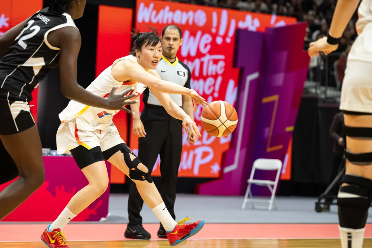 华体会入口-在场赢24分！中国女篮24岁1米86王牌闪耀：李梦替身变3D悍将